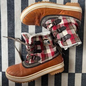 Waterproof and Sherpa lined SOREL women’s boots! Size 8.5